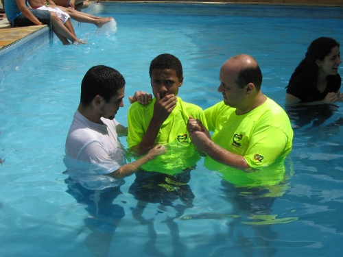 Batismo do Will. Ele é discípulo do Jé (que está de branco).